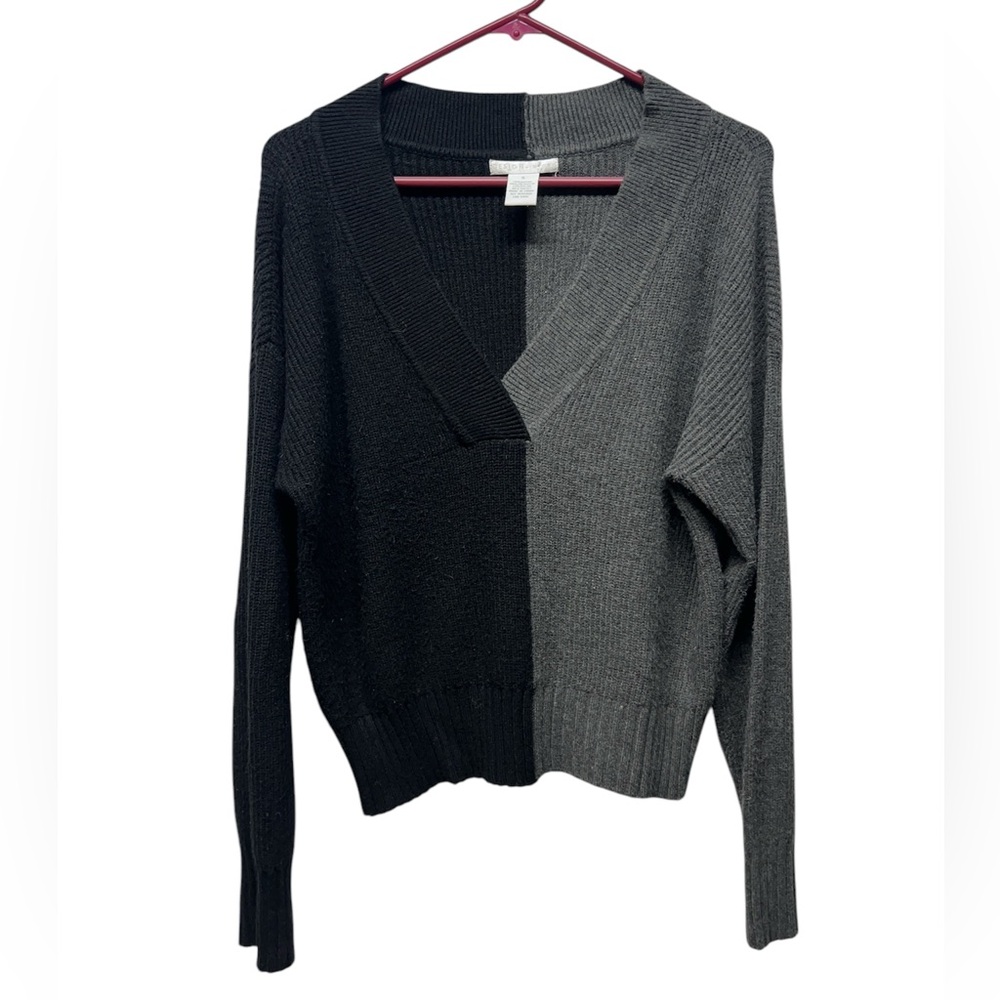 Design History color block gray black v-neck knit sweater size small